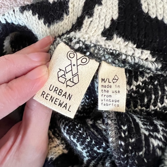 One of a kind recycled sweater shorts - Picture 3 of 5